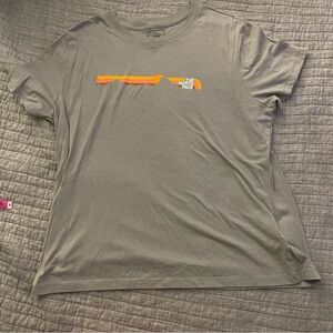 Like New Women’s North Face Tshirt